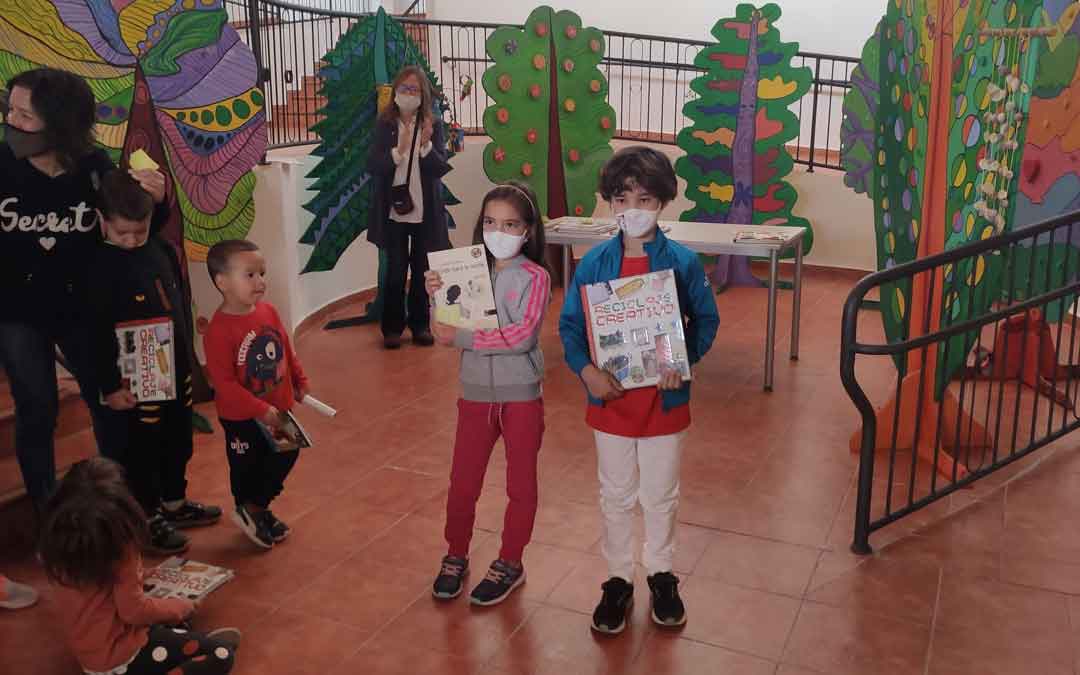 n Entrega de diplomas y obsequios a los 24 niños participantes en el concurso ‘reutiliza con arte’/ AYTO. ANDORRA