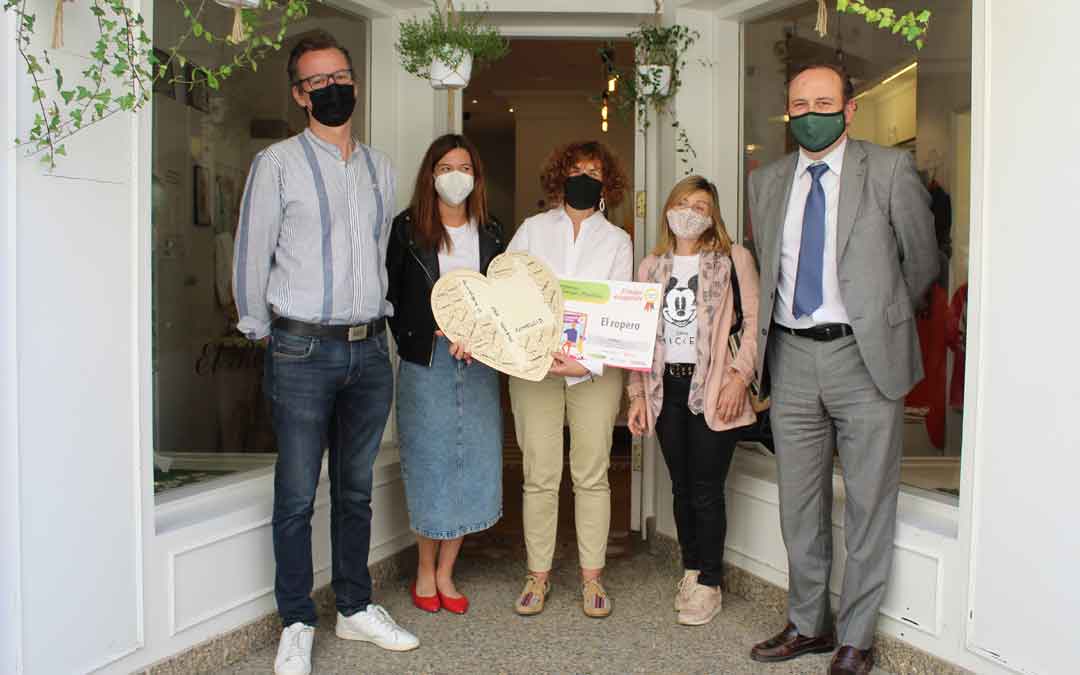 Los organizadores del concurso entregando el cheque a la gerente de ‘El Ropero’. / B. SEVERINO