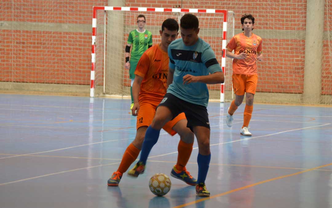 Sergio con el balón en los pies ante el acoso de un contrario. Foto: J.V.