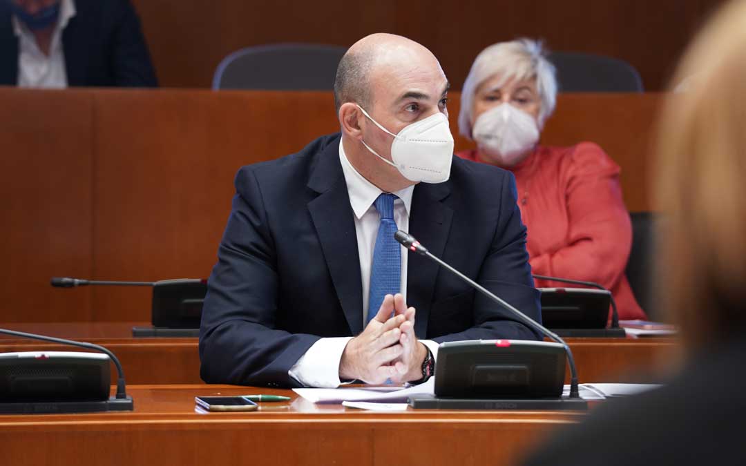 El portavoz de Industria del PP, Juan Carlos Gracia Suso, en comisión en las Cortes de Aragón este jueves / PP
