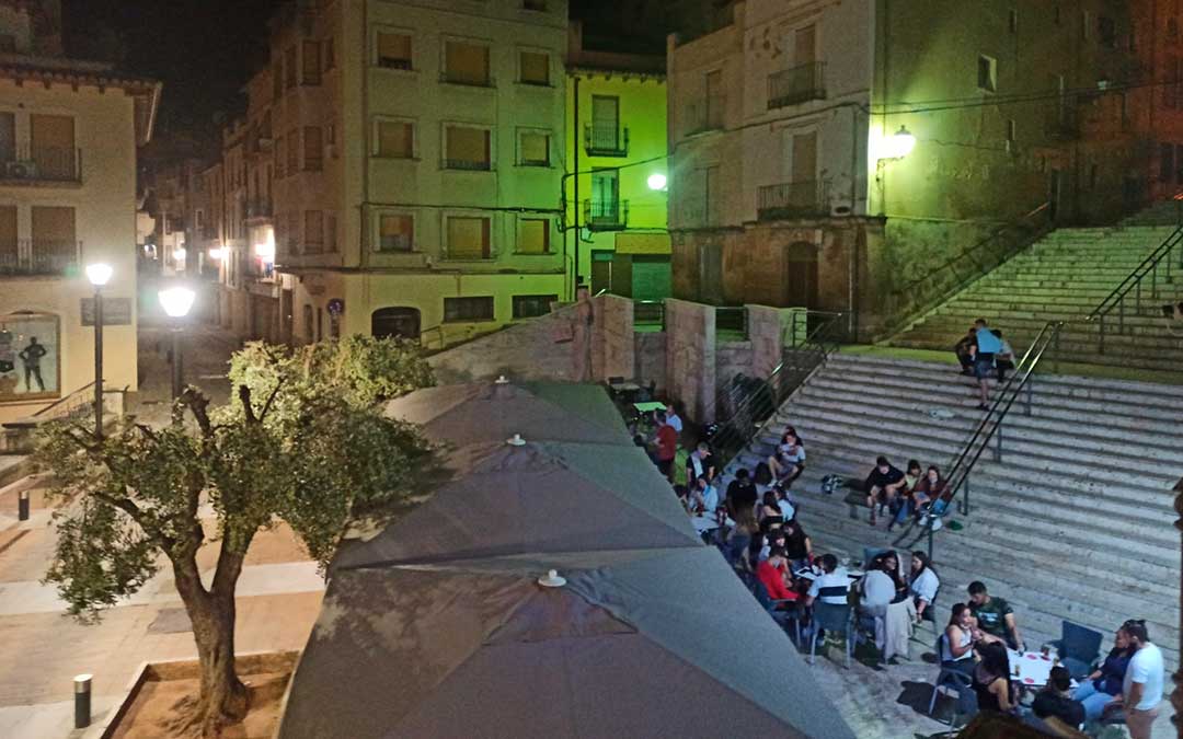 Terraza de un establecimiento alcañizano en la noche del sábado, antes del cierre establecido a las 12 de la noche./ La Comarca