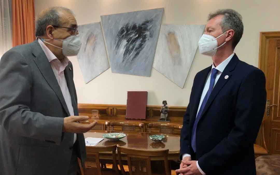 El presidente de la DPT y el vicerrector de la Universidad. / DPT