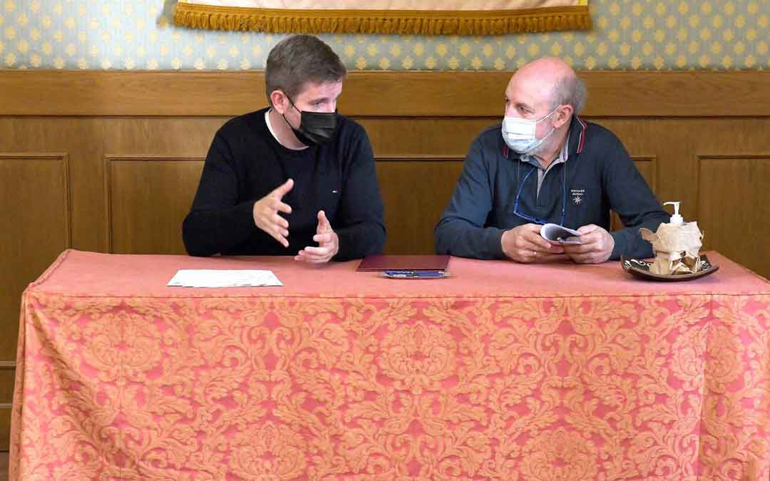 Urquizu y Roda durante la firma de los convenios. / AYTO. ALCAÑIZ