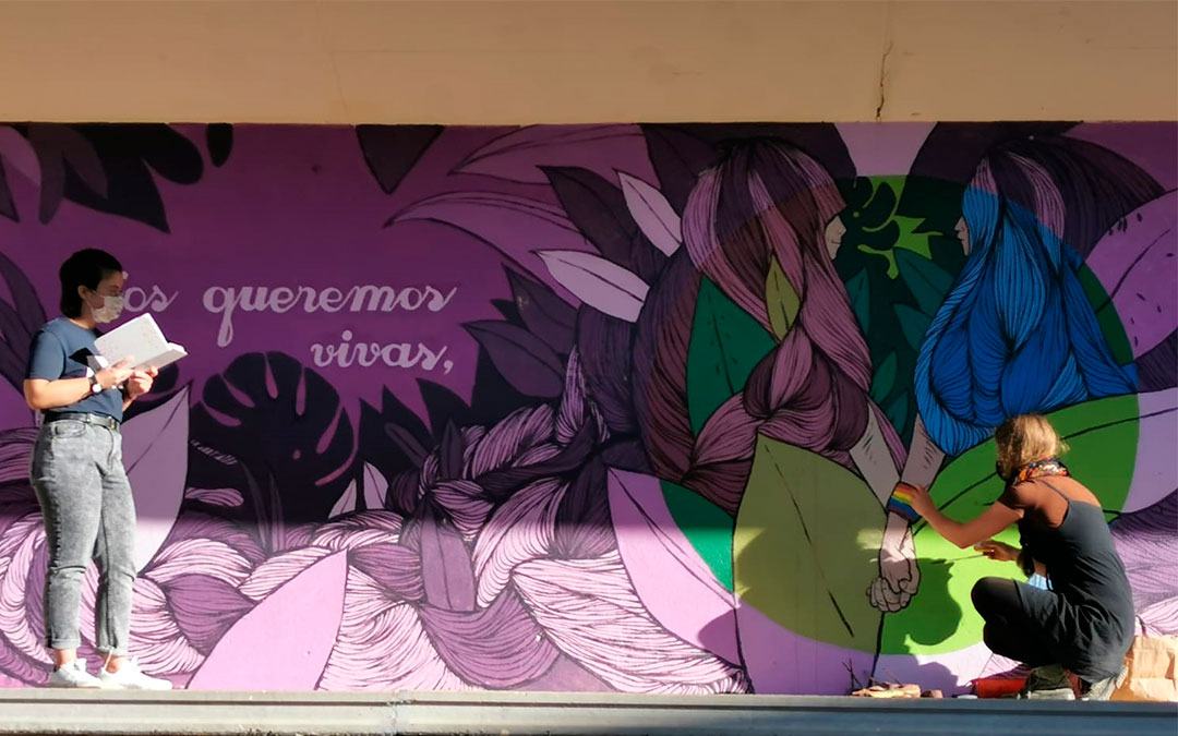 Elisa Gómez vuelve a pintar la bandera LGTBI dañada del mural del anfiteatro de Utrillas./ Comarca de Cuencas Mineras