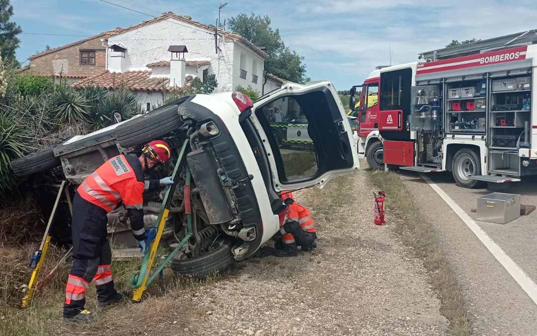 El vehículo ha volcado por causas que se desconocen. Foto: Bomberos DPT.
