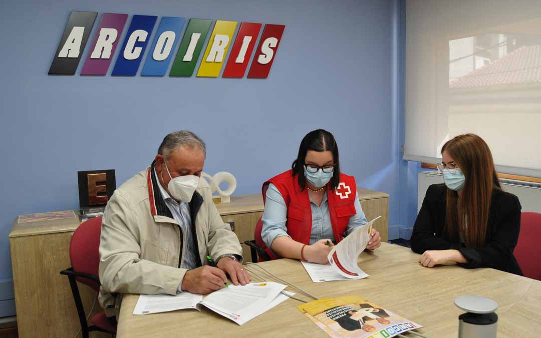 Delfín Albesa, Presidente de Grupo Arcoiris, y Yolanda Abad, Presidenta de Cruz Roja Caspe, sellaron el martes el acuerdo de colaboración. Javier de Luna.