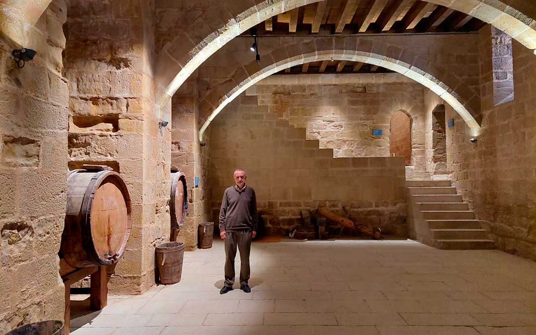 Imagen de la bodega, tras su restauración y recuperación de las cubiertas. En la imagen Manuel Siurana, director de la Fundación Valderrobres Patrimonial. J.L.