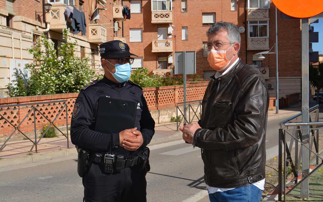 Kiko Lahoz y Pedro Obón analizando puntos de instalación de nueva señalización / Ayto. Alcañiz