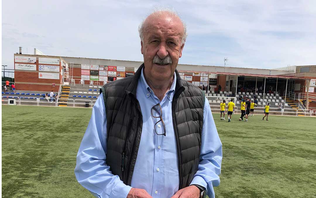 Vicente del Bosque en el campo de fútbol de Calanda el sábado por la mañana. Foto. A.G.