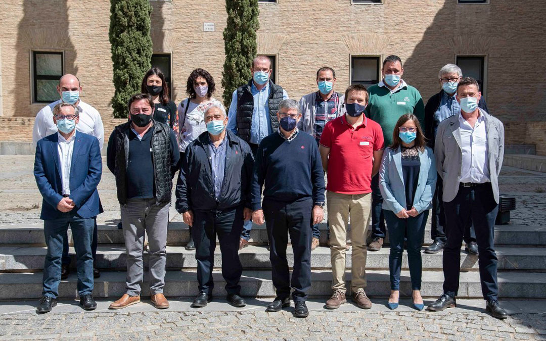 Los alcaldes de 'Viento Alto' con parlamentarios de las Cortes de Aragón este martes / L.C.