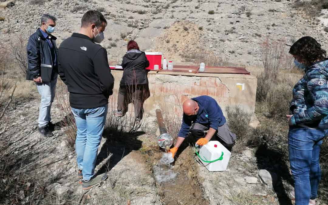 Personal de Diputación, Minas y Laboratorio toman muestras de agua para su análisis./D. Villarroya