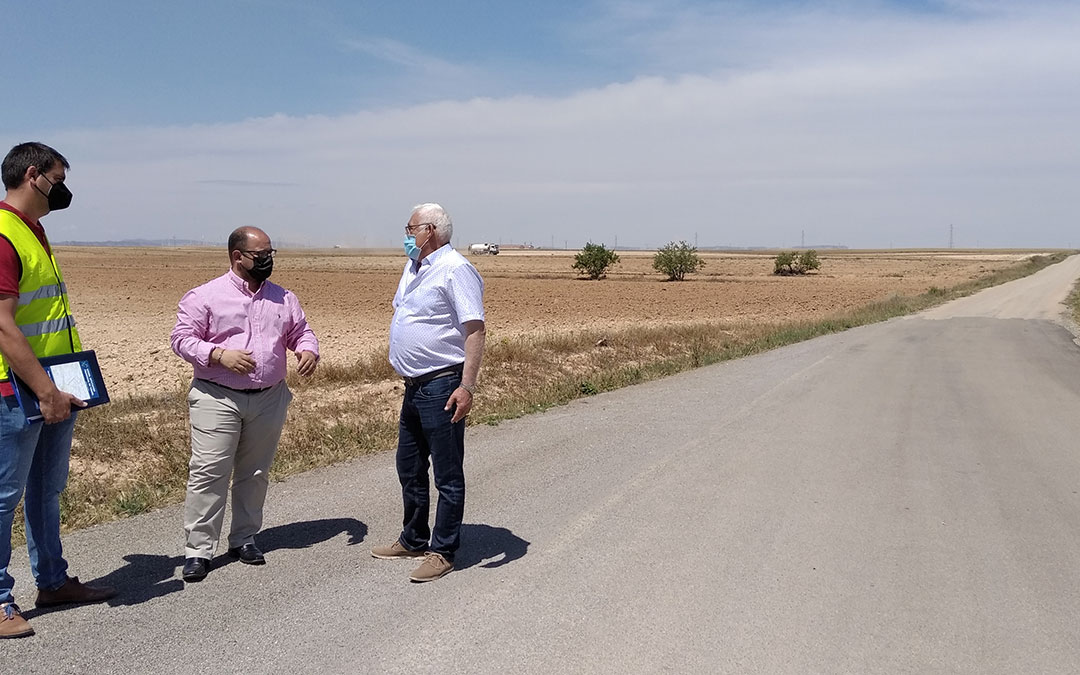 El vicepresidente de la DPT, Alberto Izquierdo, el alcalde de Vinaceite, Alfredo Bielsa y el jefe de servicio de la DPT, José Salvador, en la zona de la carretera TE-V-1703 donde se aprecia la parte reparada y la que queda por reparar en la última fase. / B. Severino