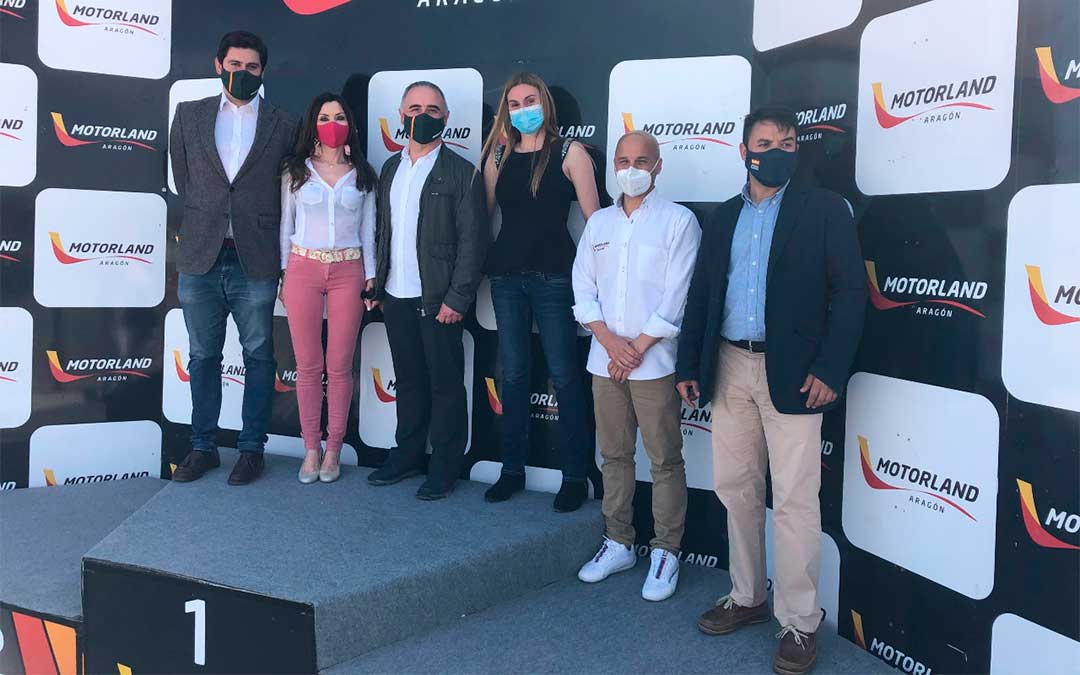 De izquierda a derecha: Alejandro Nolasco, concejal de VOX en Teruel, Marta Fernández, diputada autonómica, Ricardo Lorente de la comisión gestora provincial de VOX Teruel, Sara Suñer, coordinadora de VOX en el bajo Aragón, Santiago Abad, director gerente de Motorland Aragón, e Iván Sánchez, diputado provincial de VOX en Guadalajara./ VOX