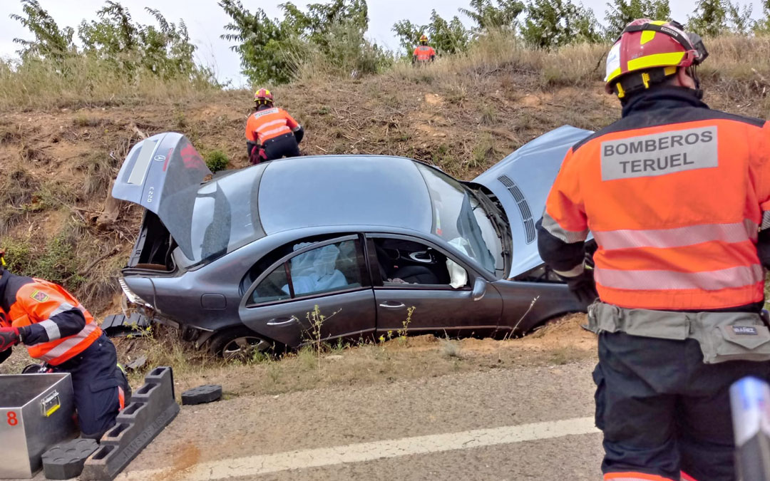 Los bomberos en el lugar del accidente./ DPT