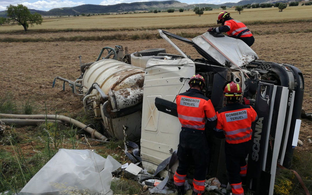 Los bomberos de Alcañiz, ayudando al conductor a salir. / Bomberos DPT