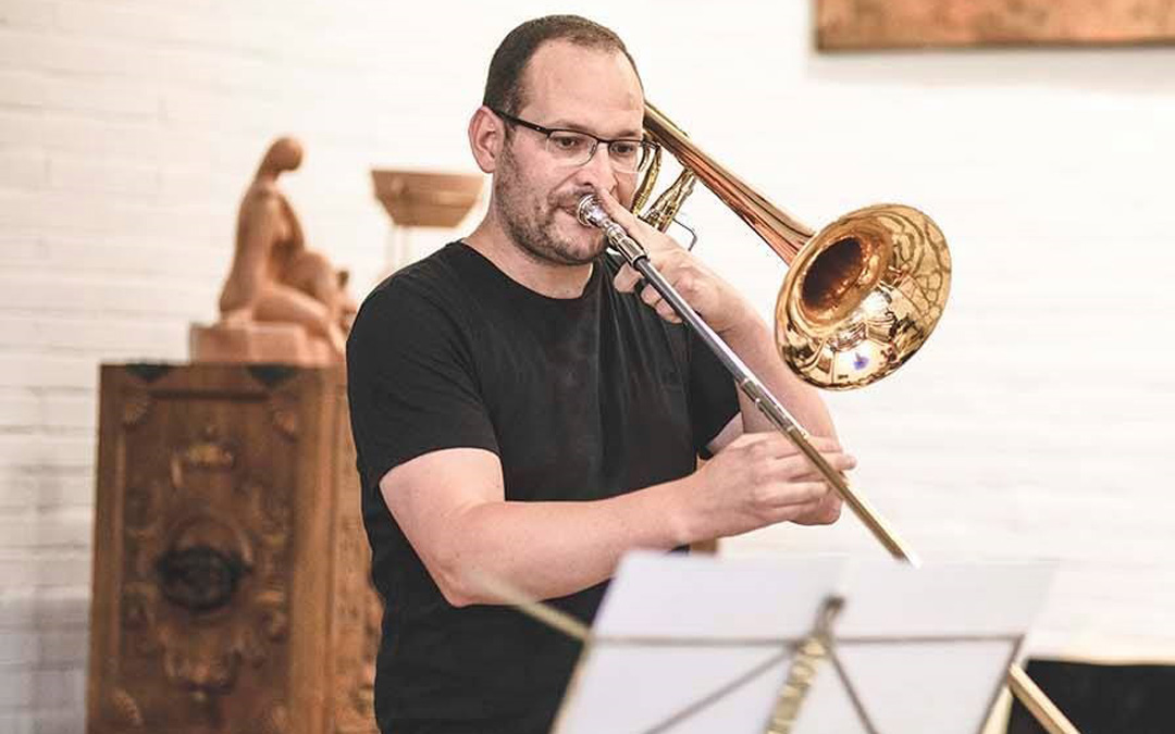 Manuel Quesada, con su trombón, instrumento del que no se separa desde niño. / Ernesto Prieto