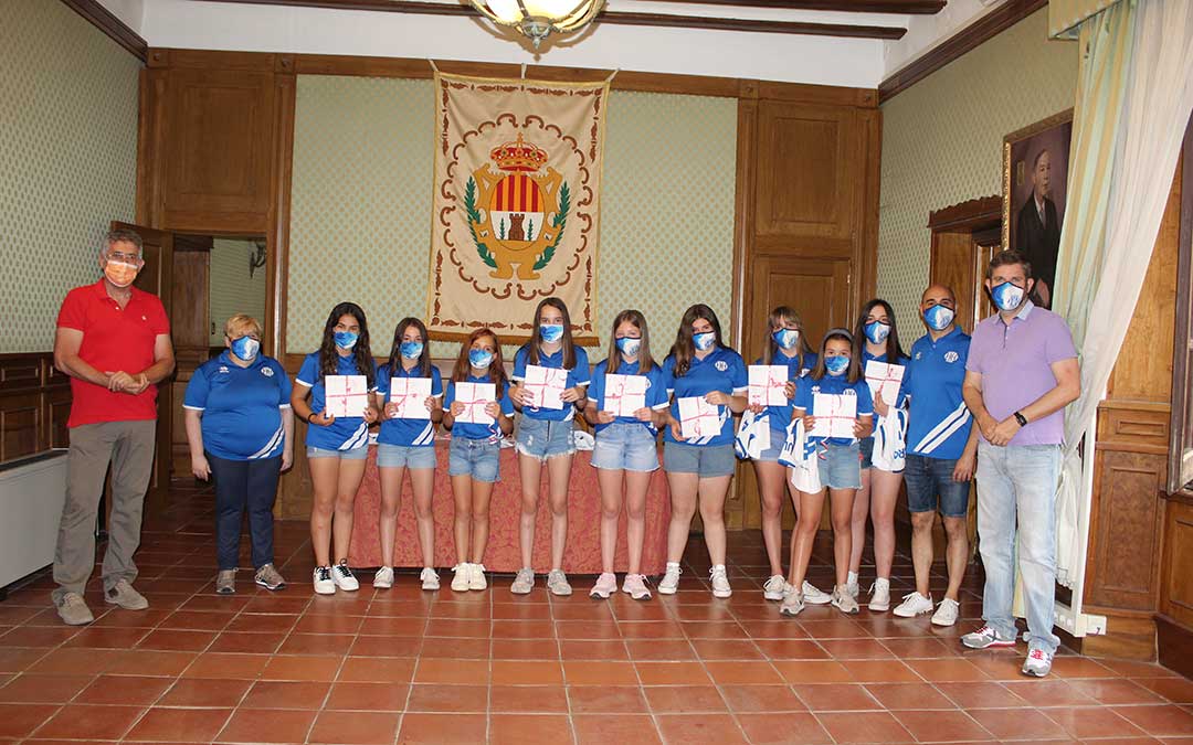 Recepción del alevín del Club Voleibol Alcañiz en el Ayuntamiento. / B. Severino