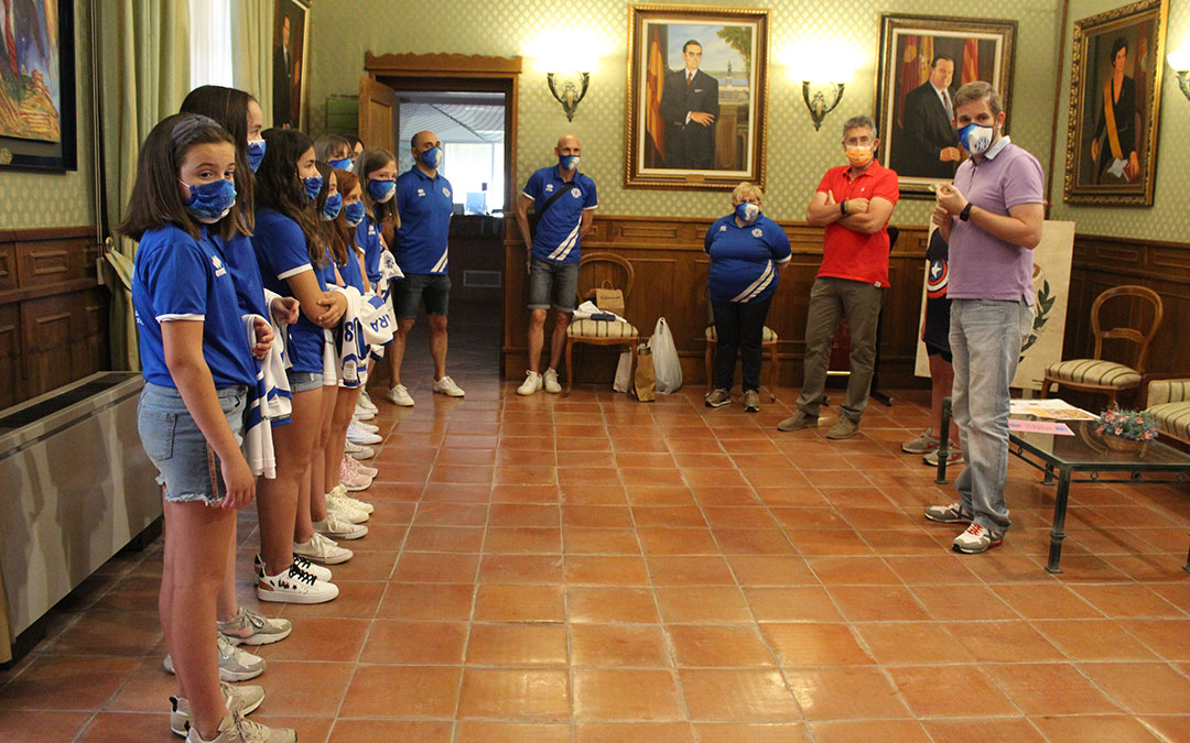 Recepción del alevín del Club Voleibol Alcañiz en el Ayuntamiento. / B. Severino