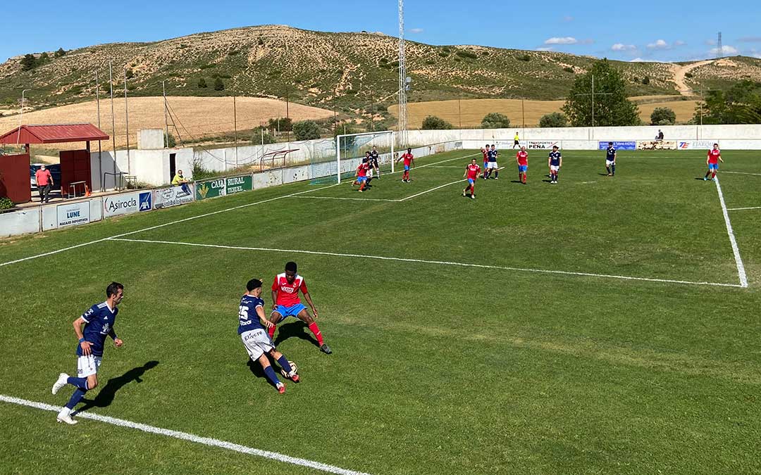 Un jugador del Caspe en busca de la portería contraria este domingo en Alcorisa./ A.M.