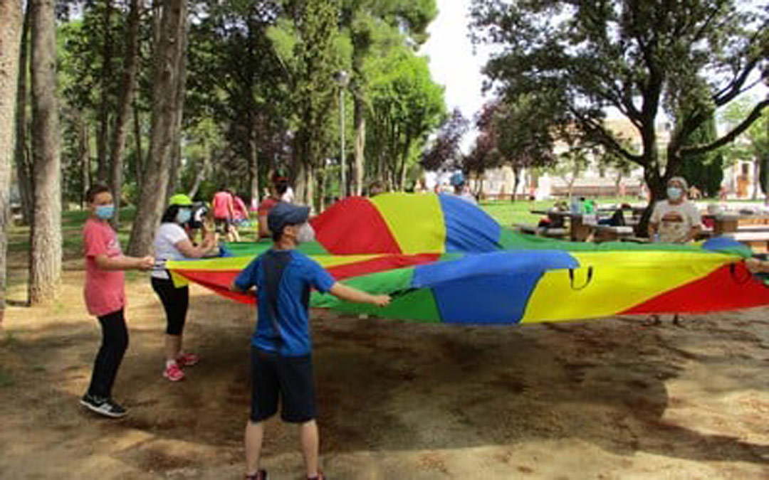 Alumnos del centro juegan al "paracaídas". / Colegio Gloria Fuertes.