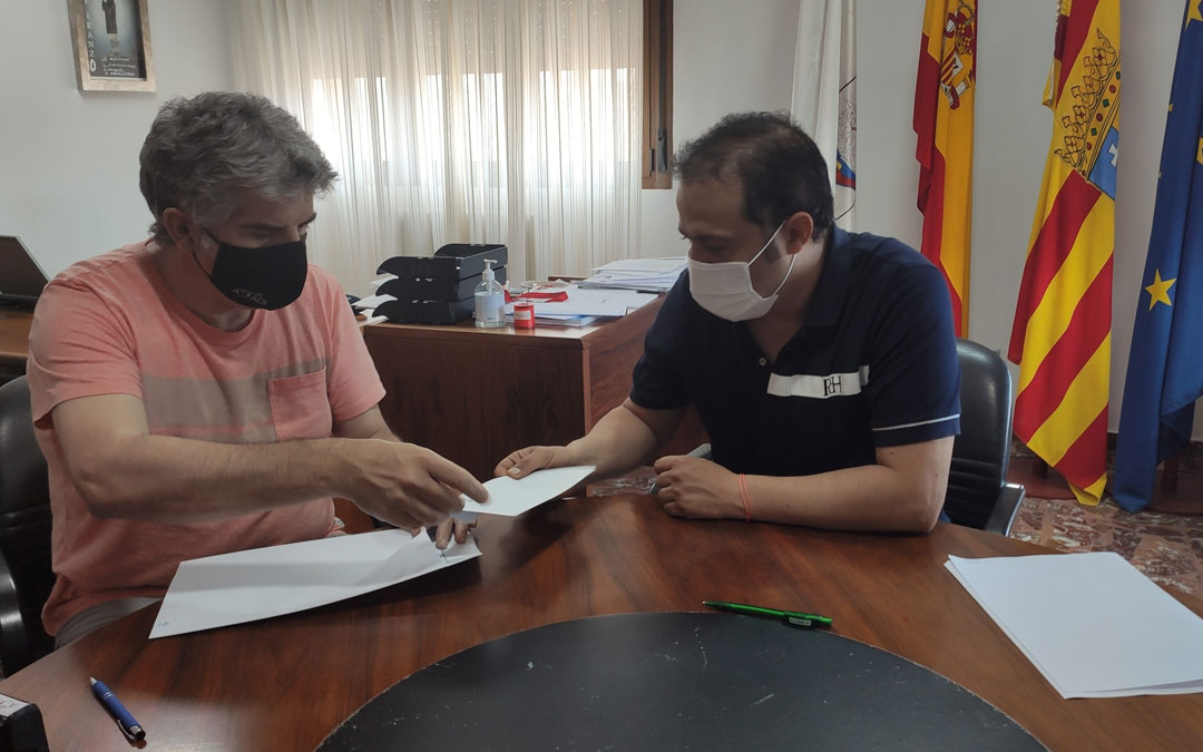 El director administrativo de ATADI, José Antonio Mora, y el alcalde de Andorra, Antonio Amador, en la firma del convenio. / Ayto. Andorra