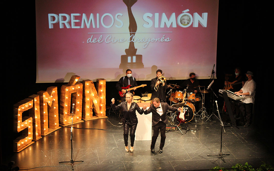 La embajadora, Miriam Díaz-Aroca, en un baile con el presidente de la ACA, Jesús Marco. / B. Severino