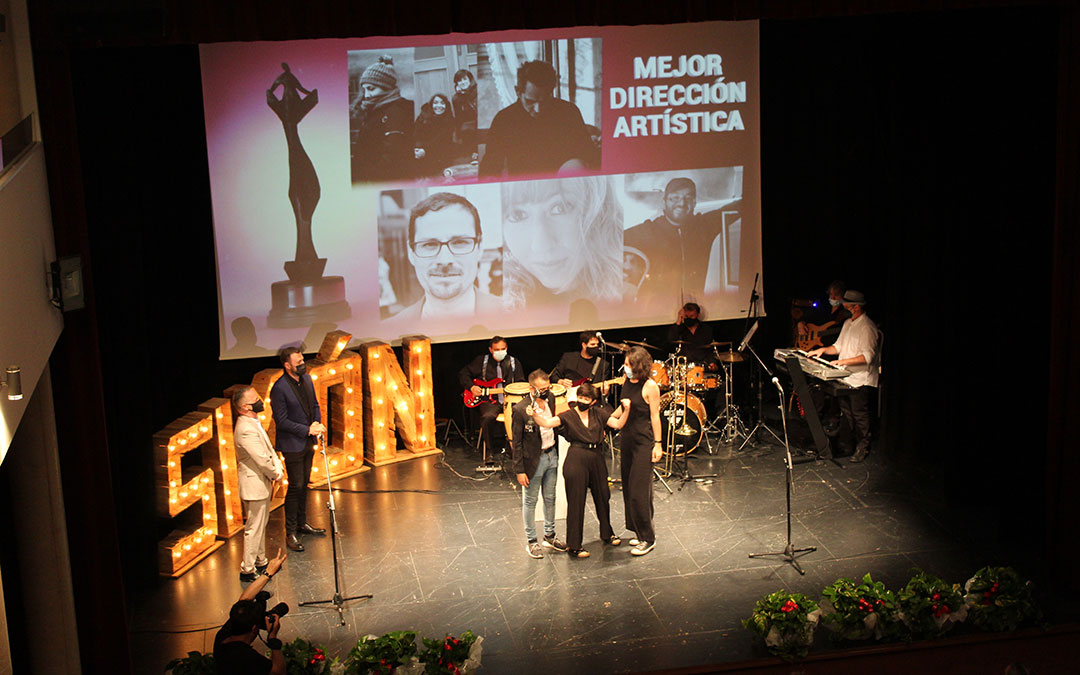 Representantes del festival de Huesca y de los Premios de la Música Aragonesa entregaron al equipo de 'Souvenir' el Simón a Mejor dirección artística. / B. Severino