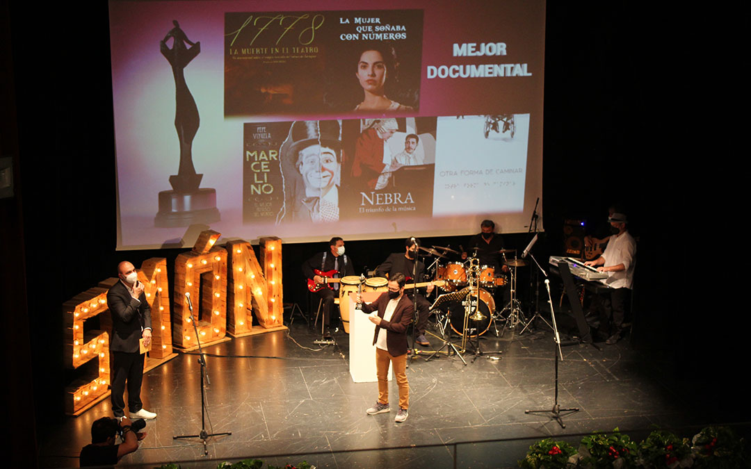 Roda, Mejor documental, premio que recogió del director de Cultura de la DGA, Víctor Lucea. / B. Severino