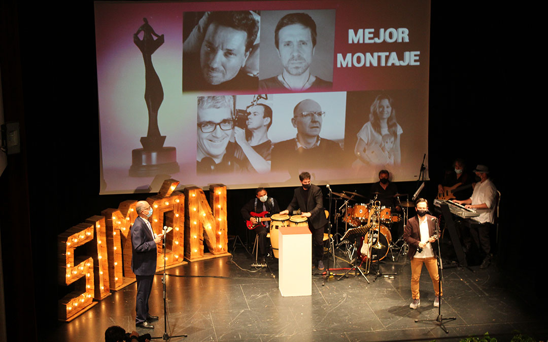 Germán Roda recogió de manos de la Universidad San Jorge el premio a Mejor Montaje por 'Marcelino, el mejor payaso del mundo'. Fue también Mejor documental y fotografía. / B. Severino