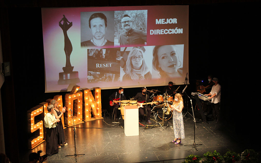 Mª José Moreno y Luisa Gavasa, dúo que reivindicó el papel de las actrices 'setenters', entregaron a Pilar Palomero el premio a Mejor dirección. / B. Severino