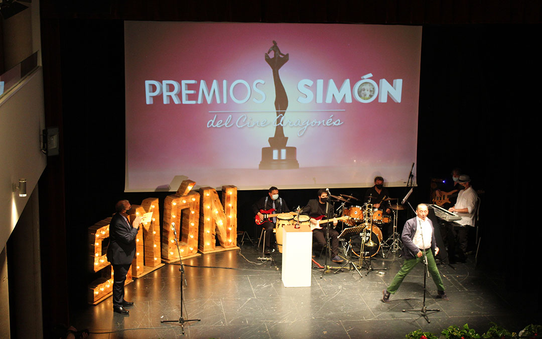 'En racha' se llevó el premio a Mejor Cortometraje que entregó el presidente de la DPT, Manuel Rando / B. Severino