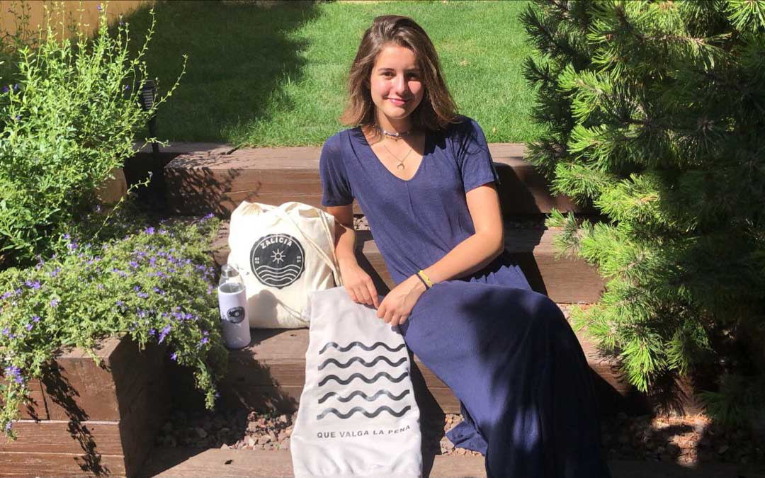 Antía Zilbeti con la sudadera, la bolsa y la botella que vendió en su proyecto ‘Zalicia’ / Cedida A.Z.