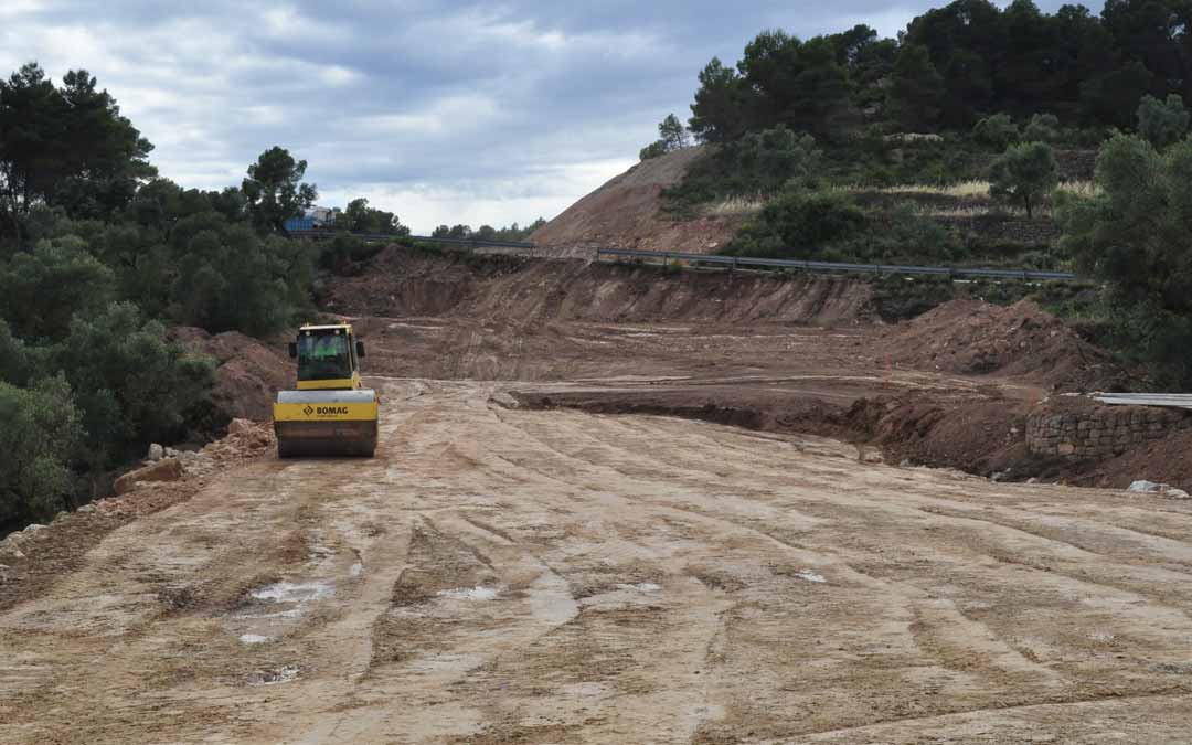 El nuevo tramo en el que DPT está actuando apenas tiene una longitud de 700 metros pero salva un barranco y reviste de cierta complejidad. J.L.