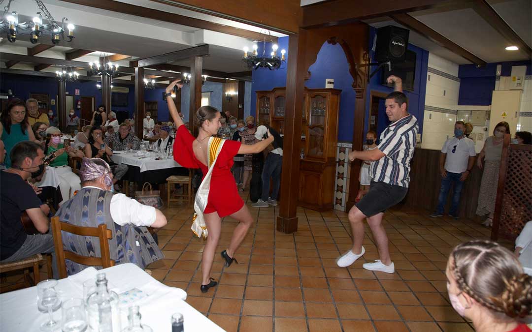 Los asistentes a la comida disfrutaron de múltiples bailes./ Javier Pellicer