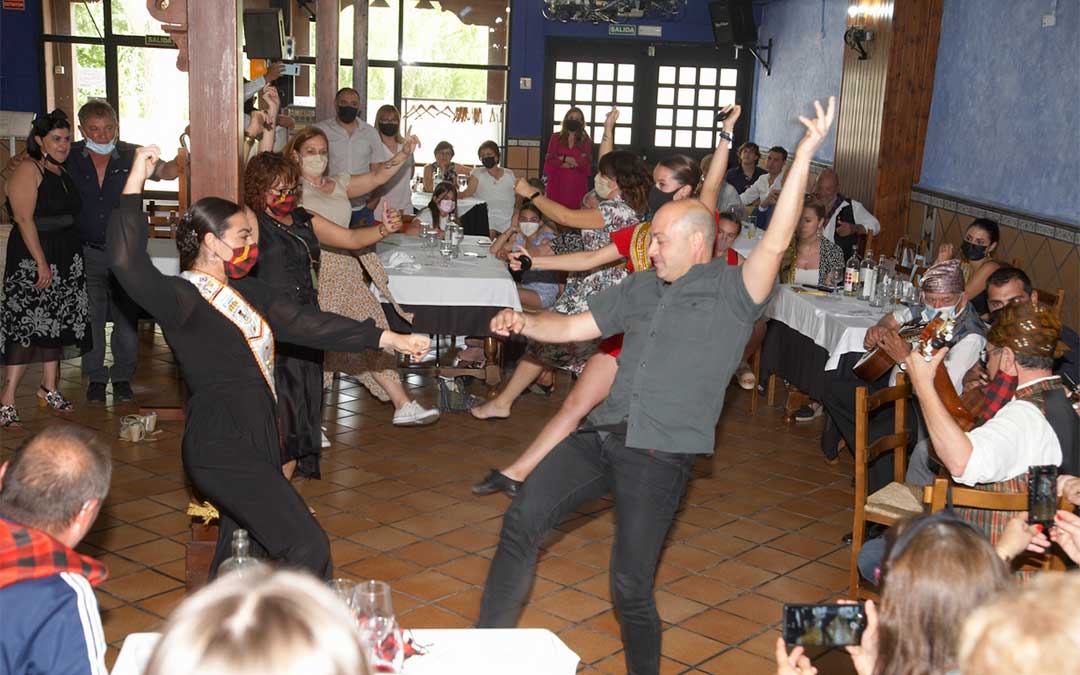 Las jotas amenizaron la comida de 'El Cachirulo' de Alcañiz./ Javier Pellicer
