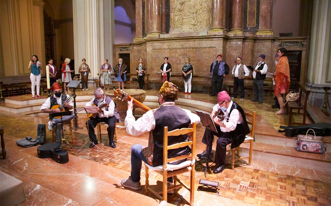 Misa baturra en la iglesia de Santa María de Alcañiz./ Javier Pellicer