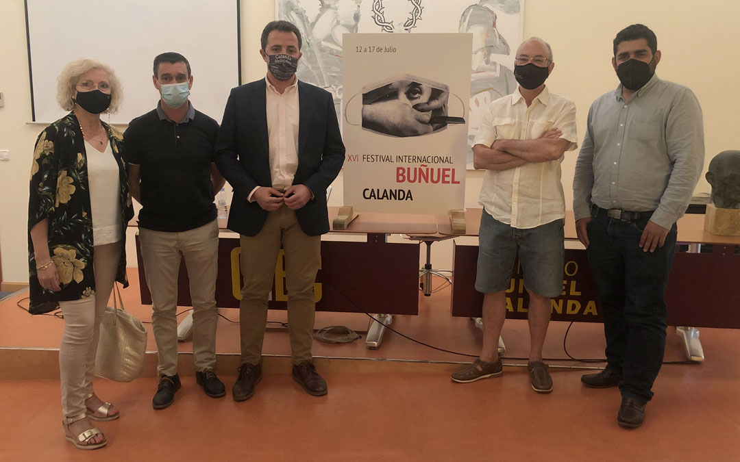 El alcalde, Alberto Herrero; y el director del Festival Buñuel Calanda, Jordi Xifra, en el centro con el cartel junto a la concejal de Cultura, Isabel Zabal; el presidente de la Comarca del Bajo Aragón, Luis Peralta; y el diputado de Cultura de la Diputación de Teruel, Diego Piñeiro / L. Castel