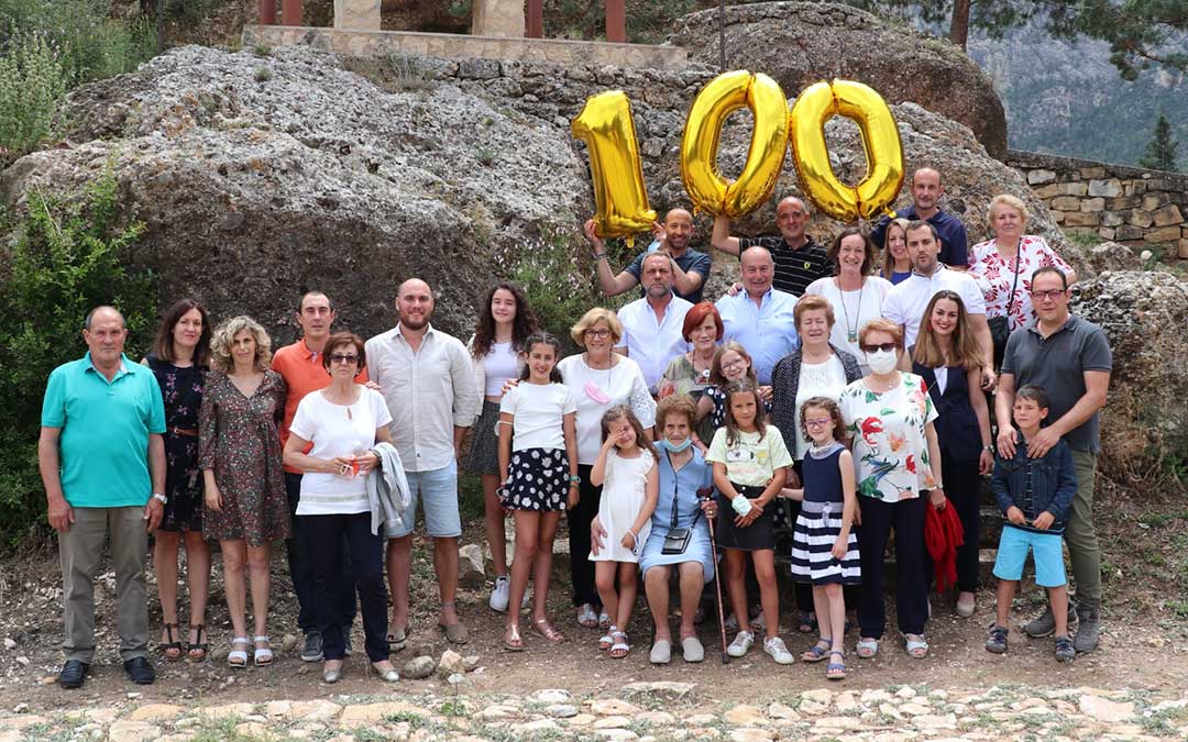 Carmen Vidal, en el centro, rodeada de su familia durante la celebración de su 100 cumpleaños en el entorno del Santuario de la Virgen de Arcos, en Albalate. Posan sin mascarilla justo para la toma de la instantánea./ L.C.