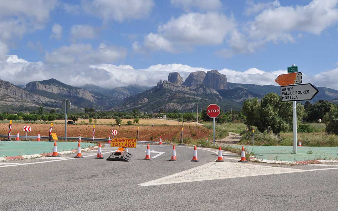 La carretera está cortada a partir del cruce con Horta de Sant Joan./ J.L.