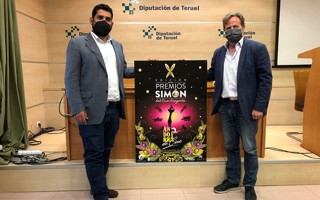 El diputado delegado de Cultura, Diego Piñeiro, y el presidente de la Academia de Cine Aragonés, Jesús Marco, en la presentación de los detalles de la gala de los Premios Simón. El cartel contiene elementos que recuerdan al cine de Segundo de Chomón, al que se rendirá homenaje. / DPT