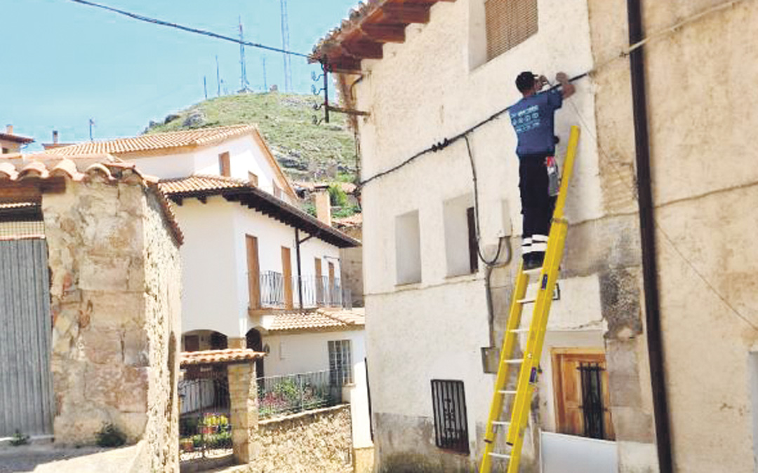 Un técnico colocando la línea en las calles de Ejulve. / ALTERNATIC
