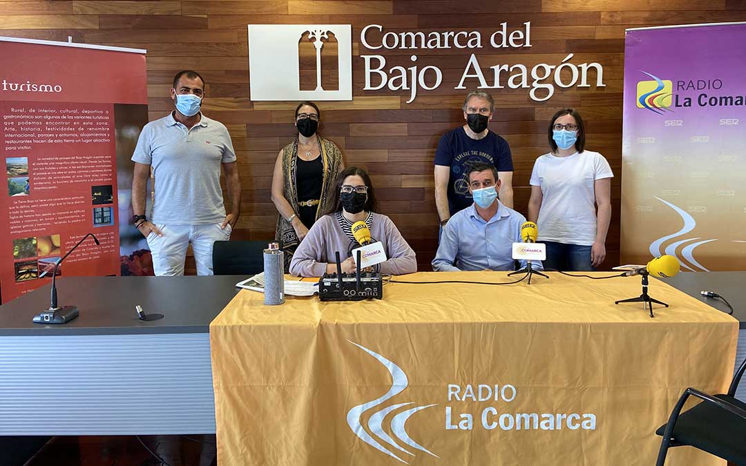 Invitados al programa especial emitido por Radio La Comarca desde la sede de la Comarca del Bajo Aragón./ L.C.