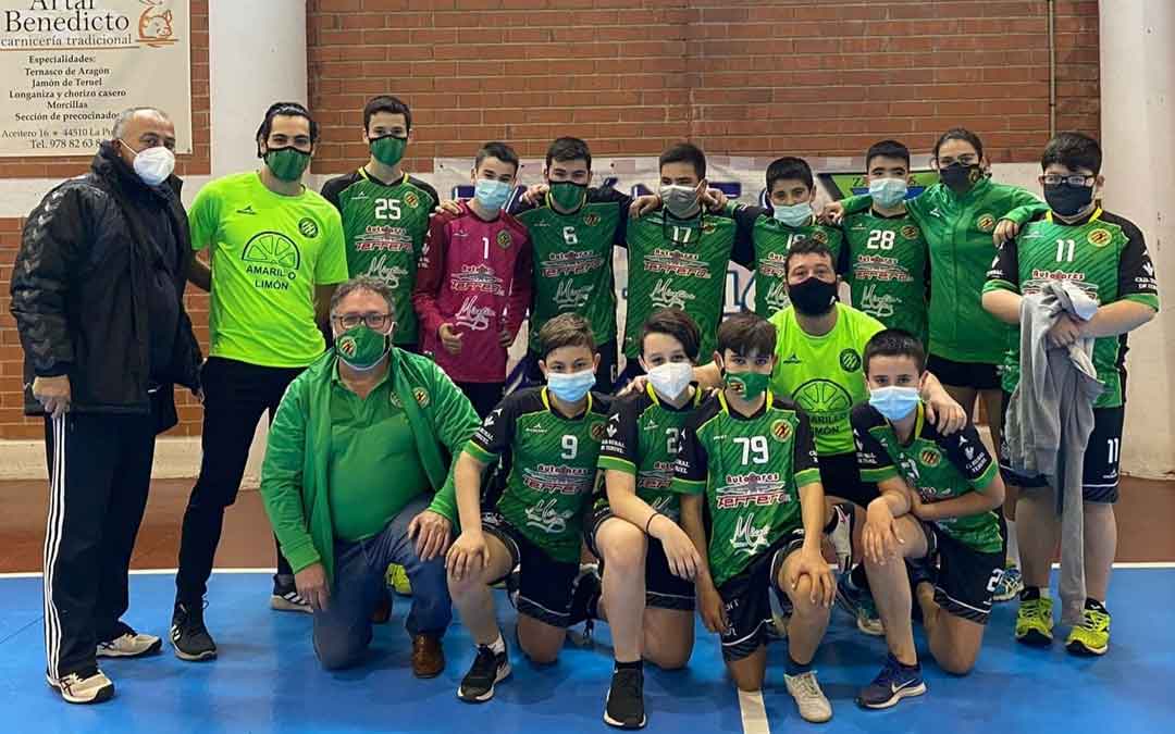Plantilla y equipo técnico del Balonmano Alcañiz infantil. Foto. J.A.