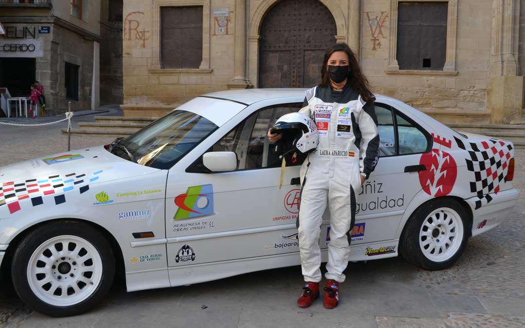 Laura Aparicio junto al BMW el día de su presentación en la plaza de España de Alcañiz. Foto. J.V.