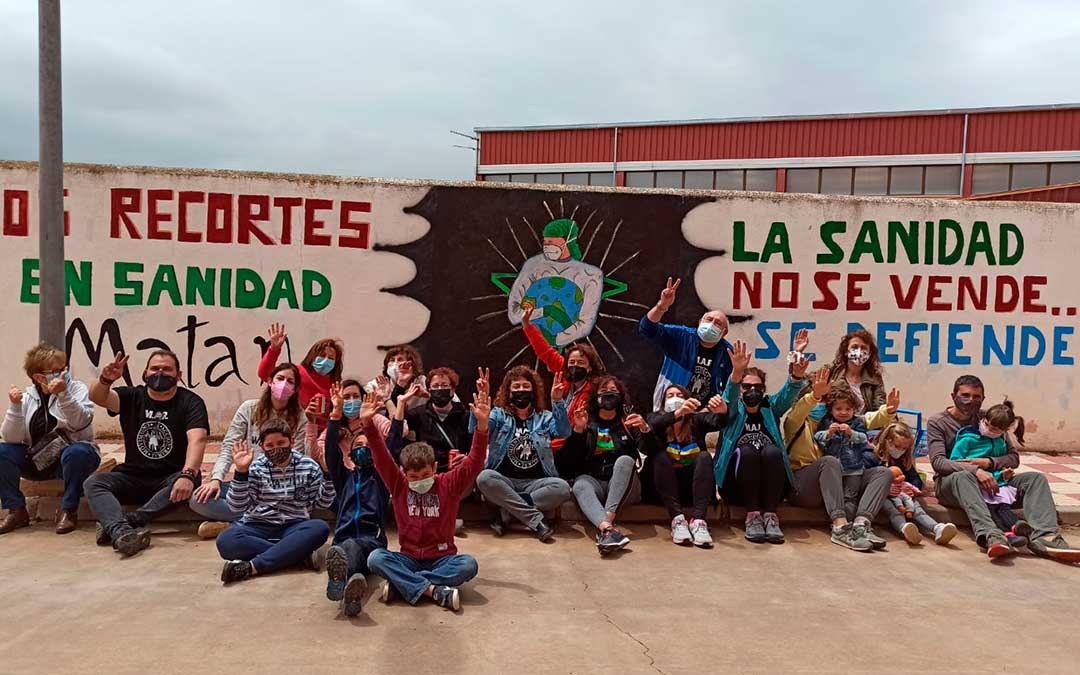 El nuevo mural se ubica en la zona de las piscinas. Vecinos de Cuencas Mineras posan junto a obra en la mañana del sábado./ M.A.R.