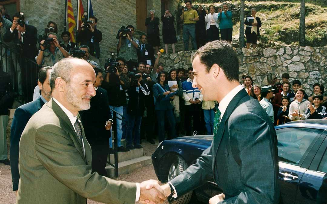 Mateo Andrés durante la visita del príncipe Felipe en el año 2000 con motivo de una de las primeras reuniones de programa Leader en Molinos./PARQUE CULTURAL DEL MAESTRAZGO