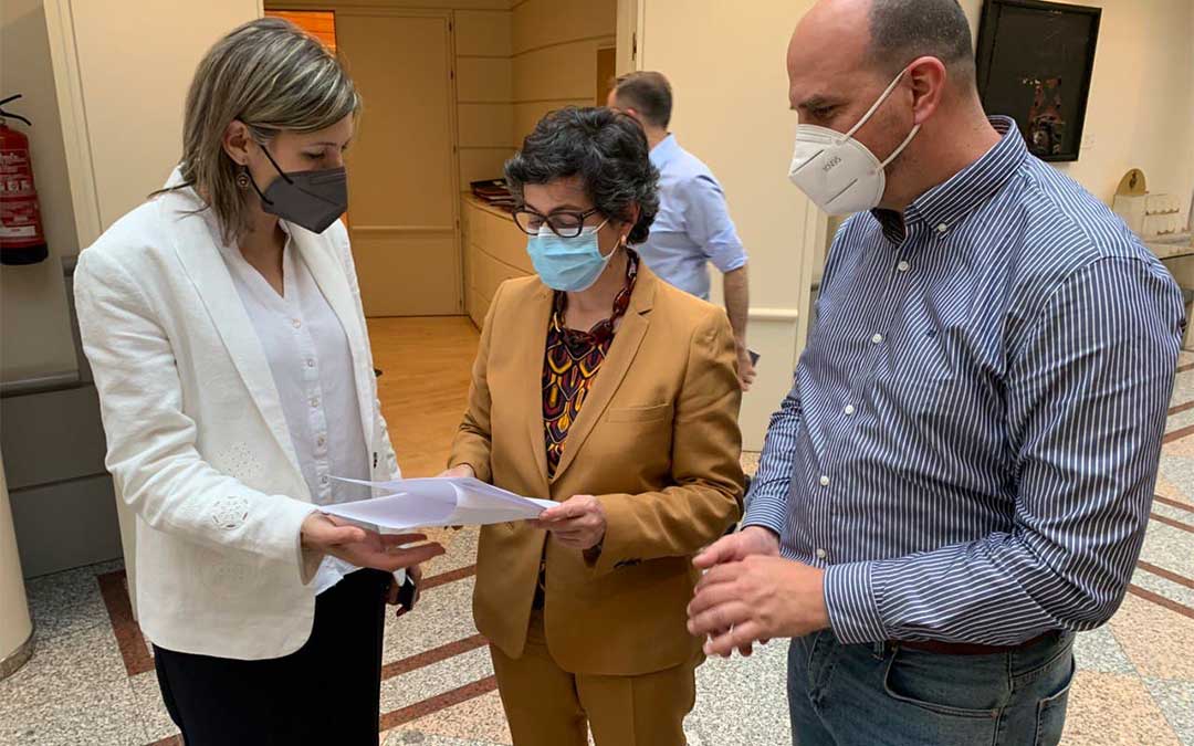 Los senadores de Teruel Existe, Beatriz Martín y Joaquín Egea, se reúnen con la ministra de Exteriores, Arancha González Laya./ Teruel Existe