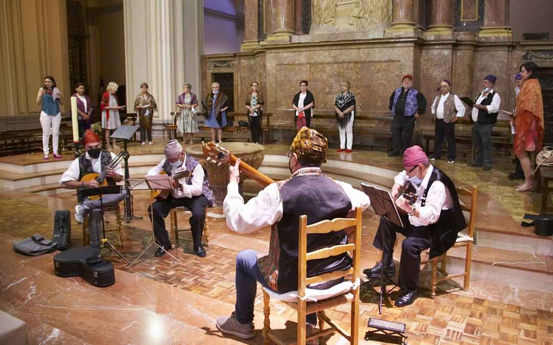 La misa baturra que se celebró en la iglesia mayor de Alcañiz. Foto. J.P.