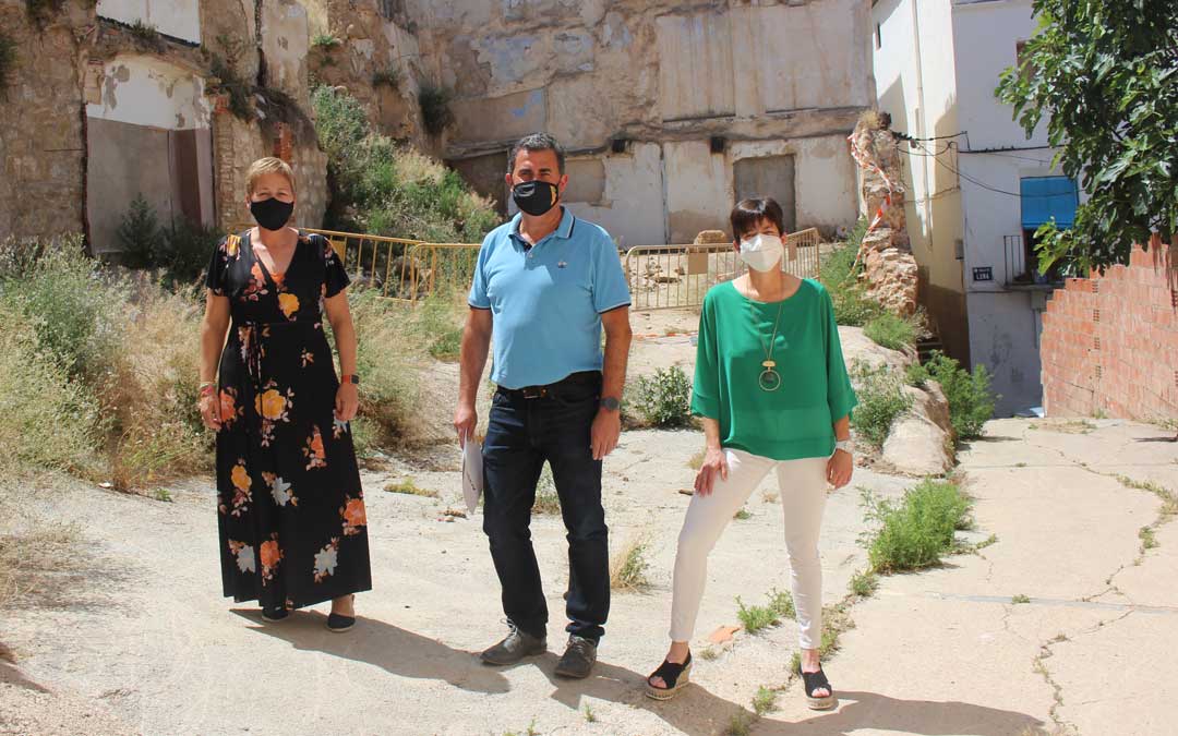 Los tres concejales del PAR denunciaron este lunes la «dejadez» de los solares públicos y las calles del casco antiguo de Alcañiz / L. Castel