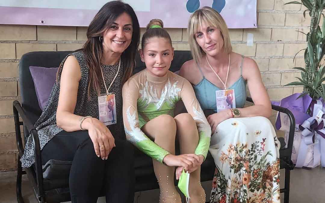 La patinadora en compañía de su entrenadora y la presidenta del club. Foto. I.R.